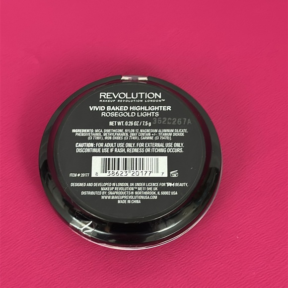 Makeup Revolution Vivid Baked Highlighter Rose Gold Lights Shimmery Finish 7.5g - Picture 3 of 3